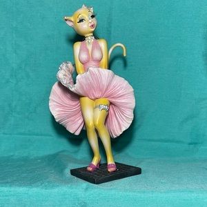 Alley cat figurine